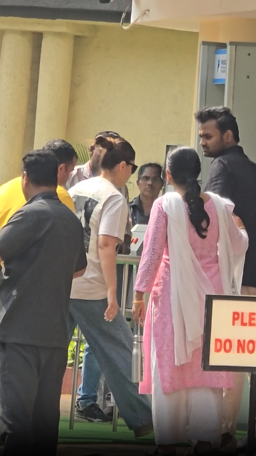 Saif Ali Khan News | Kareena Kapoor Visits Lilavati Hospital