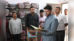 Baloda Bazar : बिना बताए सरकारी दफ्तरों का हाल लेने पहुंचे कलेक्टर, 21 कमर्चारी मिले गायब