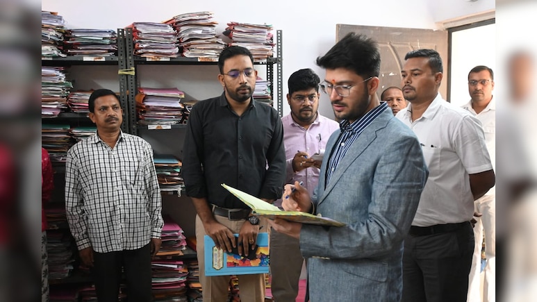Baloda Bazar : बिना बताए सरकारी दफ्तरों का हाल लेने पहुंचे कलेक्टर, 21 कमर्चारी मिले गायब