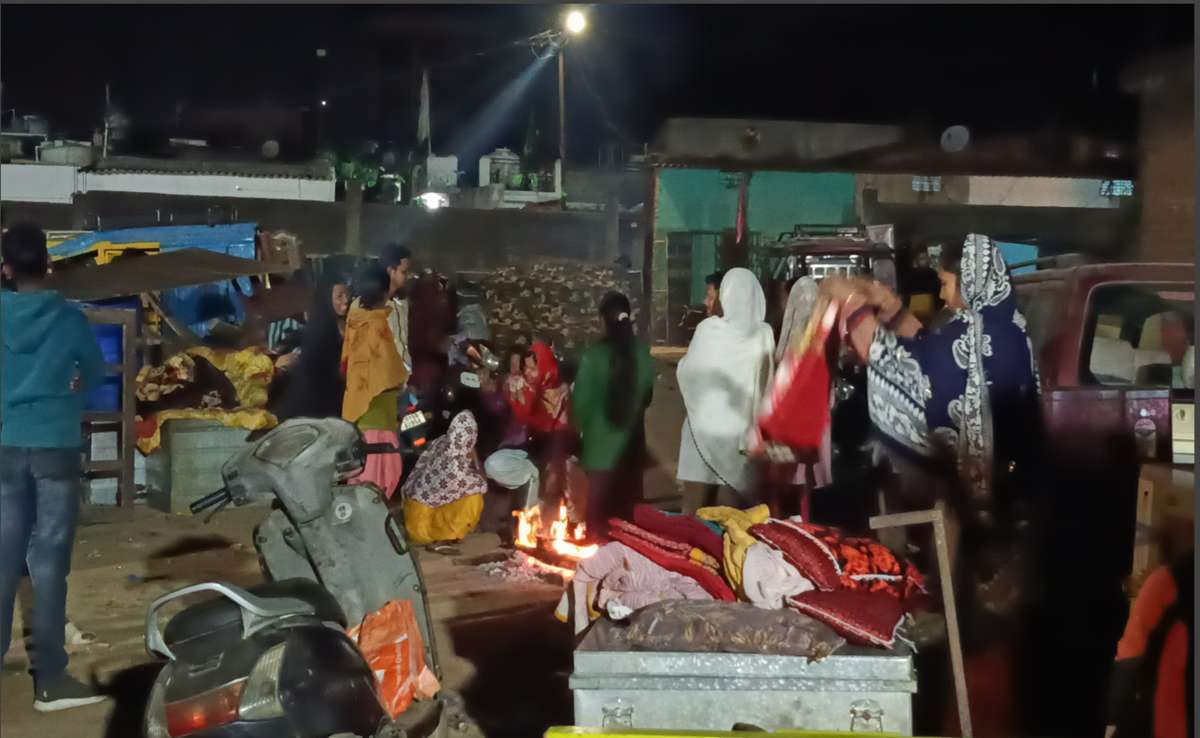 60 से ज्यादा घरों को सरकारी अमले ने ढहा दिया, कड़कड़ाती ठंड में अब सड़कों पर रात गुजारने को मजबूर हैं लोग