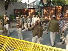 दिल्ली में 'शीशमहल' पर टेंशन, PM आवास जा रहे थे AAP नेता संजय सिंह, सौरभ भारद्वाज, पुलिस ने बीच में रोका दिल्ली में 'शीशमहल' पर टेंशन, PM आवास जा रहे थे AAP नेता संजय सिंह, सौरभ भारद्वाज, पुलिस ने बीच में रोका