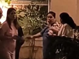 Saif Ali Khan attacked Updates: घबराई हुई दिखीं करीना कपूर, सैफ अली खान के हमले के बाद का वीडियो आया सामने! Saif Ali Khan attacked Updates: घबराई हुई दिखीं करीना कपूर, सैफ अली खान के हमले के बाद का वीडियो आया सामने!