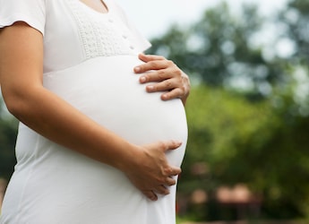 How Much Water Should Pregnant Women Drink? Here's What Expert Says How Much Water Should Pregnant Women Drink? Here's What Expert Says