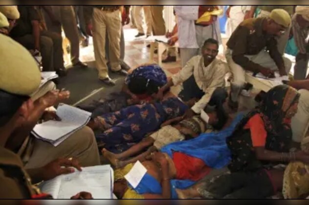 उत्तर प्रदेश के रामजानकी मंदिर में हुई भगदड़ में 63 लोगों की मौत हुई थी उत्तर प्रदेश के रामजानकी मंदिर में हुई भगदड़ में 63 लोगों की मौत हुई थी