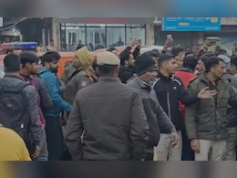 दिल्ली में दो पक्षों के बीच मारपीट में बुजुर्ग महिला की मौत, शव को सड़क पर रखकर किया प्रदर्शन दिल्ली में दो पक्षों के बीच मारपीट में बुजुर्ग महिला की मौत, शव को सड़क पर रखकर किया प्रदर्शन