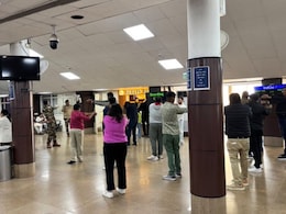 एयरपोर्ट पर फ्लाइट के इंतजार में परेशान हो रहे थे यात्री, CISF ने किया कुछ ऐसा कि अब लोग बजा रहे तालियां