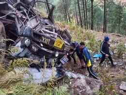 उत्तराखंड : पौड़ी में 100 फीट गहरी खाई में गिरी बस, 6 लोगों की मौत, 22 घायल उत्तराखंड : पौड़ी में 100 फीट गहरी खाई में गिरी बस, 6 लोगों की मौत, 22 घायल