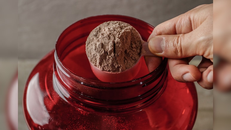 जिम के बाद पीते हैं प्रोटीन पाउडर? जानिए इसके साइड इफेक्ट्स और नेचुरल प्रोटीन के बेहतरीन स्रोत