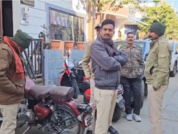 Raid: लेखपाल विकास सोलंकी और उनके पिता के खिलाफ EOW की बड़ी कार्रवाई, ईओडब्ल्यू ने घर पर मारा छापा, जानें पूरा मामला Raid: लेखपाल विकास सोलंकी और उनके पिता के खिलाफ EOW की बड़ी कार्रवाई, ईओडब्ल्यू ने घर पर मारा छापा, जानें पूरा मामला