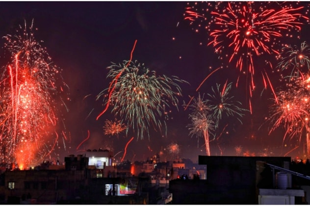 जयपुर में पतंगबाजी के बाद शाम को हुई आतिशबाजी. जयपुर में पतंगबाजी के बाद शाम को हुई आतिशबाजी.