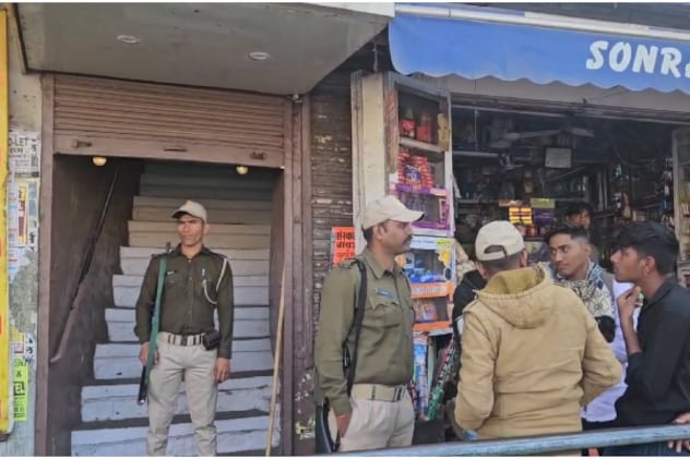 जोधपुर में उत्कर्ष कोचिंग सेंटर के बाहर तैनात पुलिसकर्मी. जोधपुर में उत्कर्ष कोचिंग सेंटर के बाहर तैनात पुलिसकर्मी.