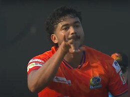 तस्कीन अहमद का अनोखा सेलिब्रेशन, विकेट चटकाने के बाद 'सपेरे' की तरह लगे नाचने, VIDEO