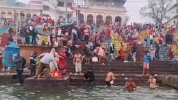 Makar Sankranti पर नर्मदा में हजारों श्रद्धालुओं ने लगाई आस्था की डुबकी, किया गुड़-तिल दान
