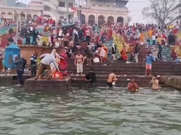 Makar Sankranti पर नर्मदा में हजारों श्रद्धालुओं ने लगाई आस्था की डुबकी, किया गुड़-तिल दान