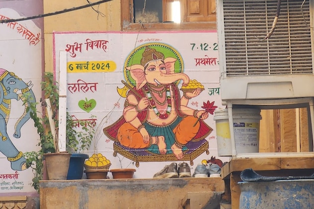 घर के बाहर छपा शादी का निमंत्रण घर के बाहर छपा शादी का निमंत्रण