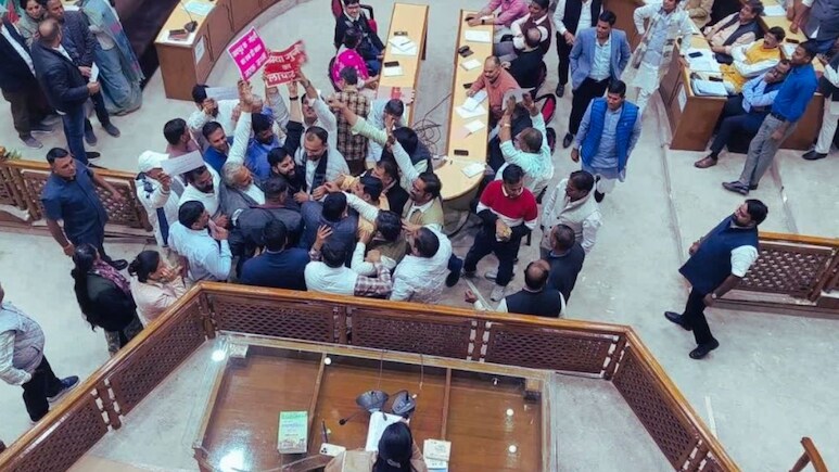 Rajasthan: जयपुर में भाजपा व कांग्रेस के पार्षदों के बीच धक्का-मुक्की, लगातार हंगामे के चलते कार्यवाही स्थगित
