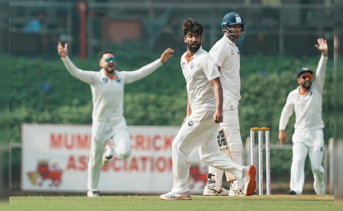Umar Mir appealing for out against Mumbai (Photo Credit: PTI)