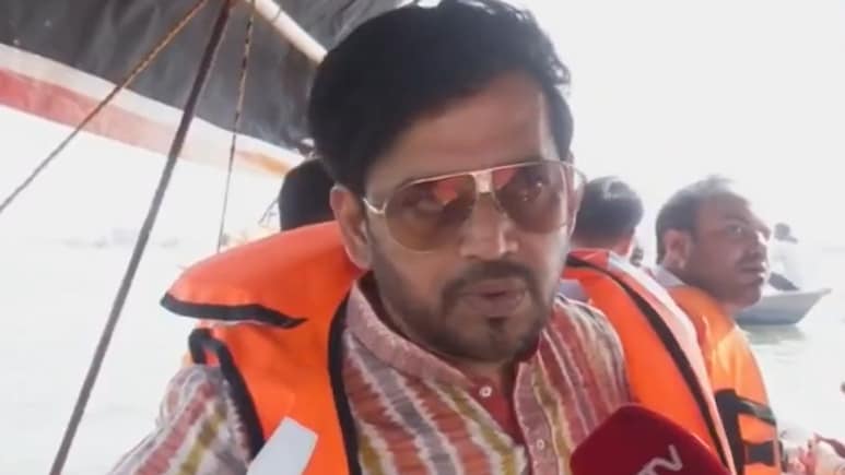 भरे बुखार में कुंभ में डुबकी लगाने पहुंचे रवि किशन, भारी आवाज में गाया शिव भजन