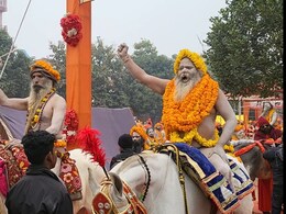 चांदी के रथ पर सवार होकर, हर-हर महादेव के उद्घोष के साथ महानिर्वाणी अखाड़े ने निकाली भव्य शोभायात्रा