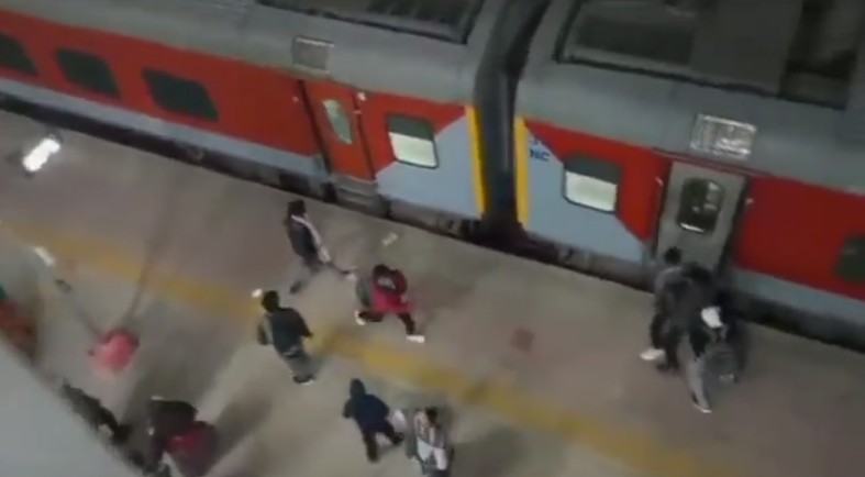 Train Attacked : झांशीहून प्रयागराजला निघालेल्या ट्रेनवर दगडफेक; हरपालपूर रेल्वे स्टेशनवर काय घडलं?