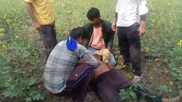 Farmer Eats Poison: खेत में खड़ी फसल को प्रशासनिक अमले ने उजाड़ा, तो किसान ने खा लिया जहर! हालत बिगड़ने पर अस्पताल लेकर भागे