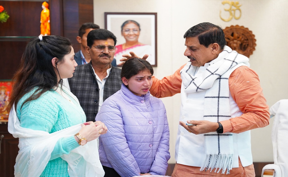 10 साल बाद मिली मदद, सुकमा में शहीद हो गया था MP का लाल, CM मोहन ने CRPF जवान के परिवार को दी आर्थिक सहायता