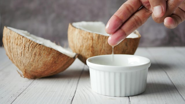 Coconut oil offers anti-inflammatory and antimicrobial properties.