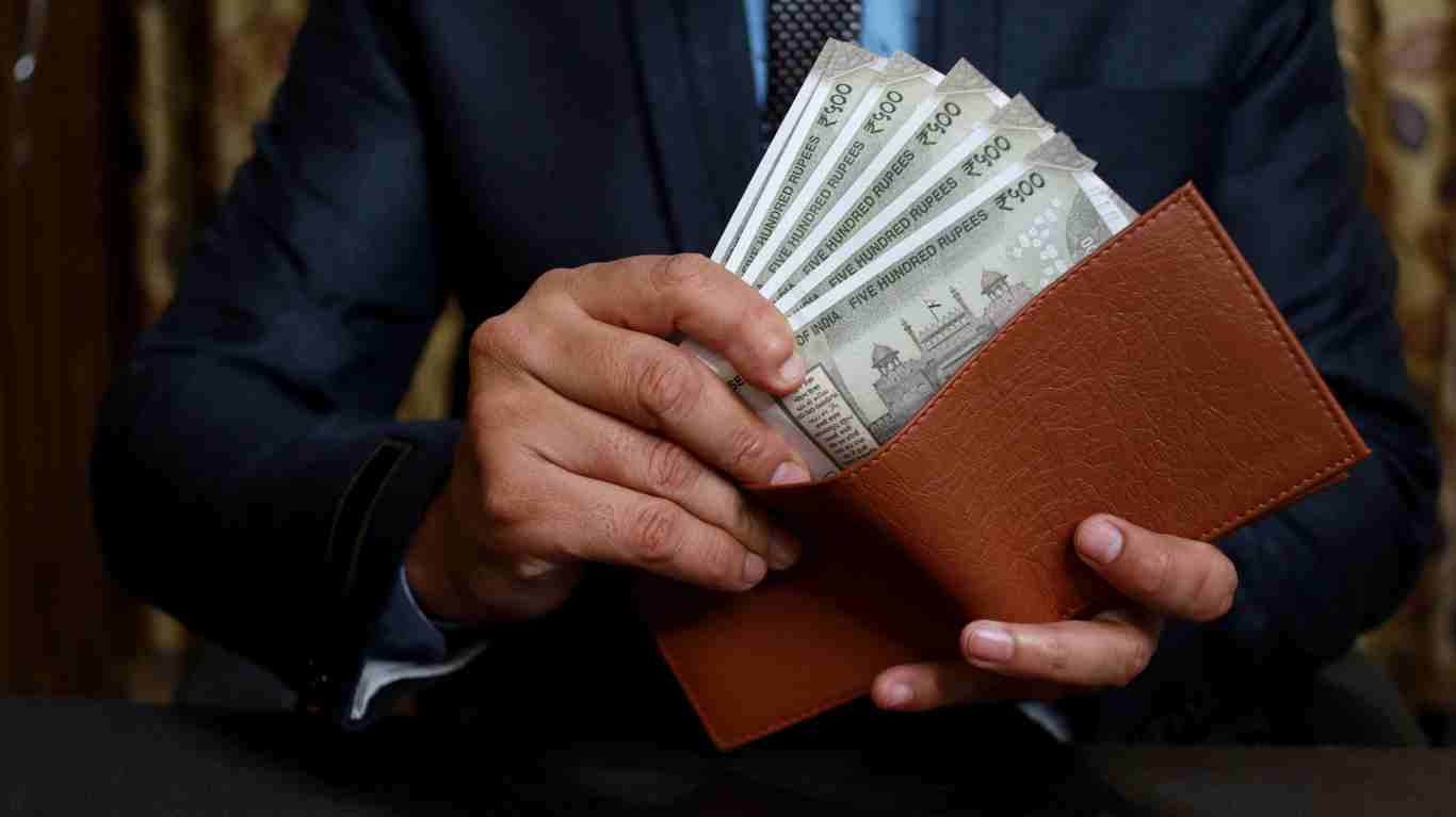 8th Pay Commission: केंद्रीय कर्मचारियों के लिए खुशखबरी, सैलरी में हो सकता है 30 से 34% का इजाफा