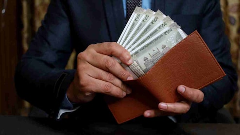 8th Pay Commission: केंद्रीय कर्मचारियों के लिए खुशखबरी, सैलरी में हो सकता है 30 से 34% का इजाफा