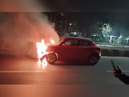Car Burning: ग्वालियर में नजर आई 'द बर्निंग कार', चलती गाड़ी में फंस गए लोग  Car Burning: ग्वालियर में नजर आई 'द बर्निंग कार', चलती गाड़ी में फंस गए लोग