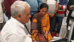 ऐसा क्या हुआ... किरोड़ी लाल मीणा महिला की BP चेक करते आए नजर, जानें मामला