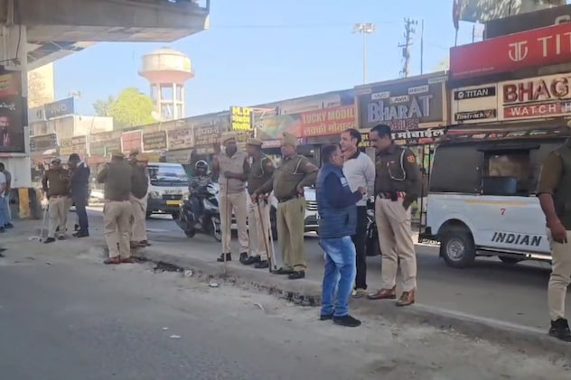 दुकान के बाहर तैनात भारी पुलिस बल