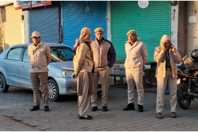 सीकर में जगह-जगह पुलिस बल की तैनाती. सीकर में जगह-जगह पुलिस बल की तैनाती.