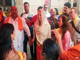 Steve Jobs' Wife Laurene Powell Offers Prayers At UP Temple Ahead Of Maha Kumbh Visit Steve Jobs' Wife Laurene Powell Offers Prayers At UP Temple Ahead Of Maha Kumbh Visit