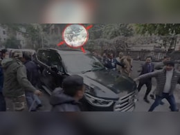 नई दिल्ली विधानसभा में प्रचार के दौरान अरविंद केजरीवाल पर हमला, गाड़ी पर फेंके गए पत्थर नई दिल्ली विधानसभा में प्रचार के दौरान अरविंद केजरीवाल पर हमला, गाड़ी पर फेंके गए पत्थर