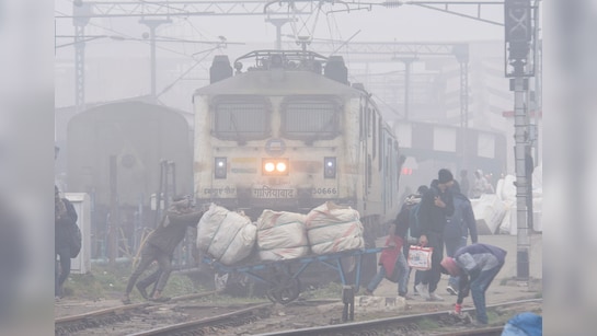 कोहरे के कहर से ट्रेनों की रफ्तार पर लगा ब्रेक, देरी से चल रही ये गाड़ियां, देखें पूरी लिस्ट