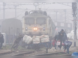 दिल्ली में छाया घना कोहरा, कई ट्रेनें हुई लेट, घर से निकलने से पहले देख लें लिस्ट दिल्ली में छाया घना कोहरा, कई ट्रेनें हुई लेट, घर से निकलने से पहले देख लें लिस्ट