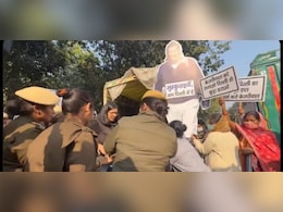 दिल्ली पुलिस की हिरासत में स्वाति मालीवाल, केजरीवाल के घर के बाहर फेंक रही थीं कूड़ा