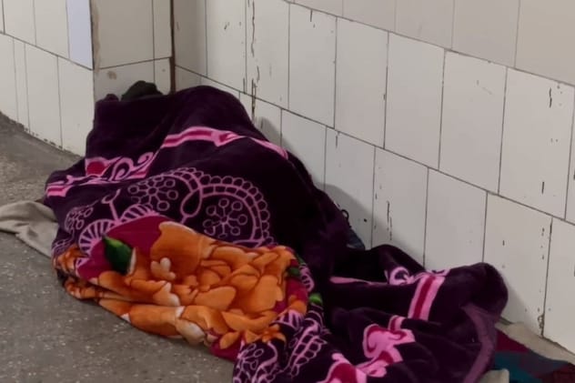 जमीन पर सोते तीमारदार जमीन पर सोते तीमारदार