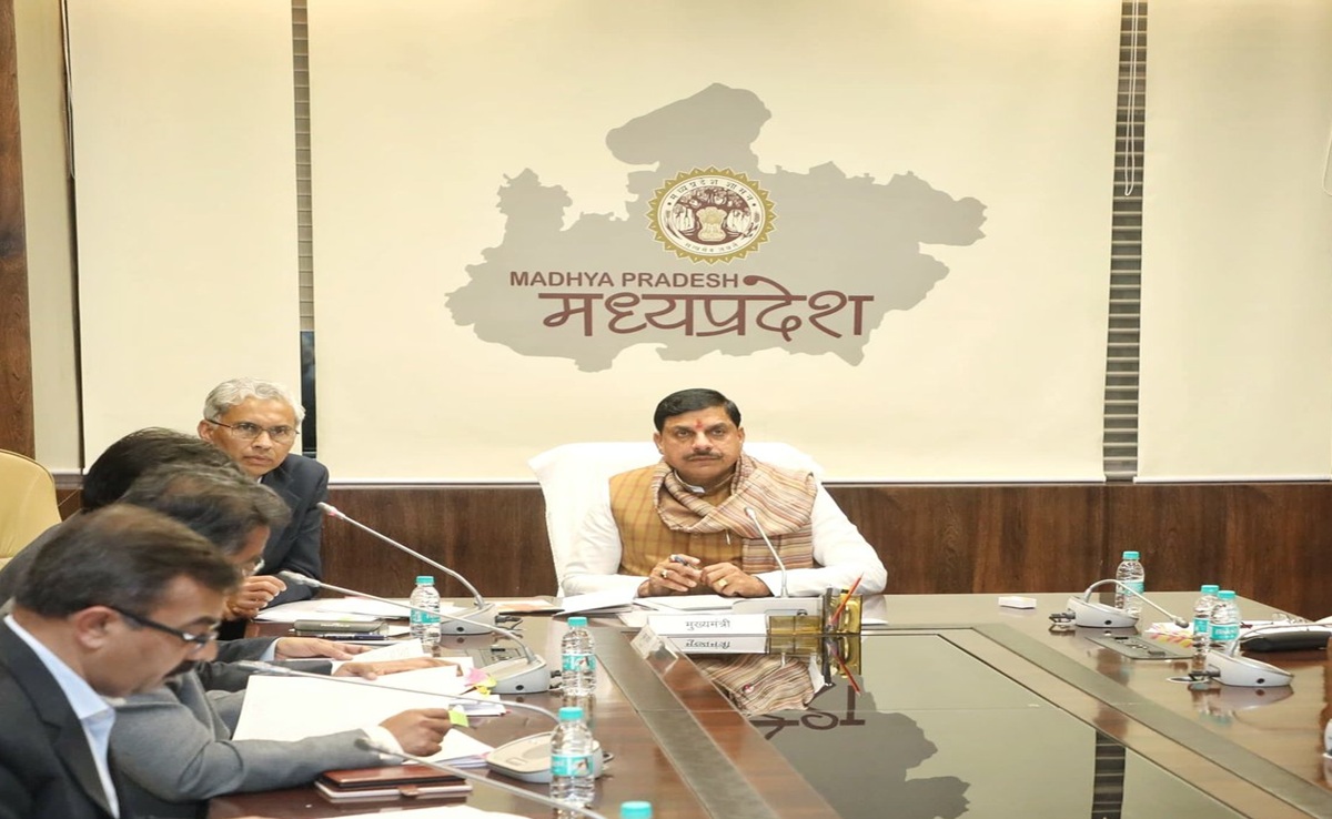 CM मोहन ने समाधान ऑनलाइन में सुनिए जनता की शिकायतें, लिए सख्त एक्शन, 3 निलंबित, एक की सेवा समाप्त