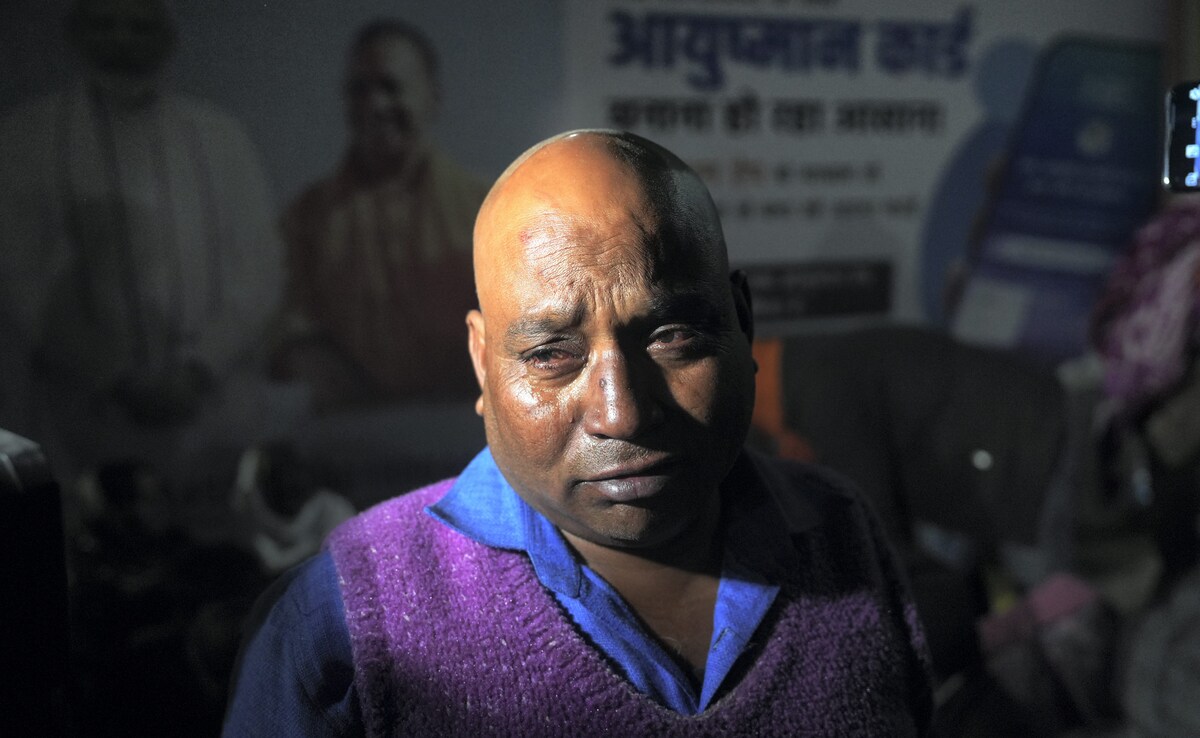 (महाकुंभ में भगदड़ के बाद परेशान श्रद्धालु) (महाकुंभ में भगदड़ के बाद परेशान श्रद्धालु)