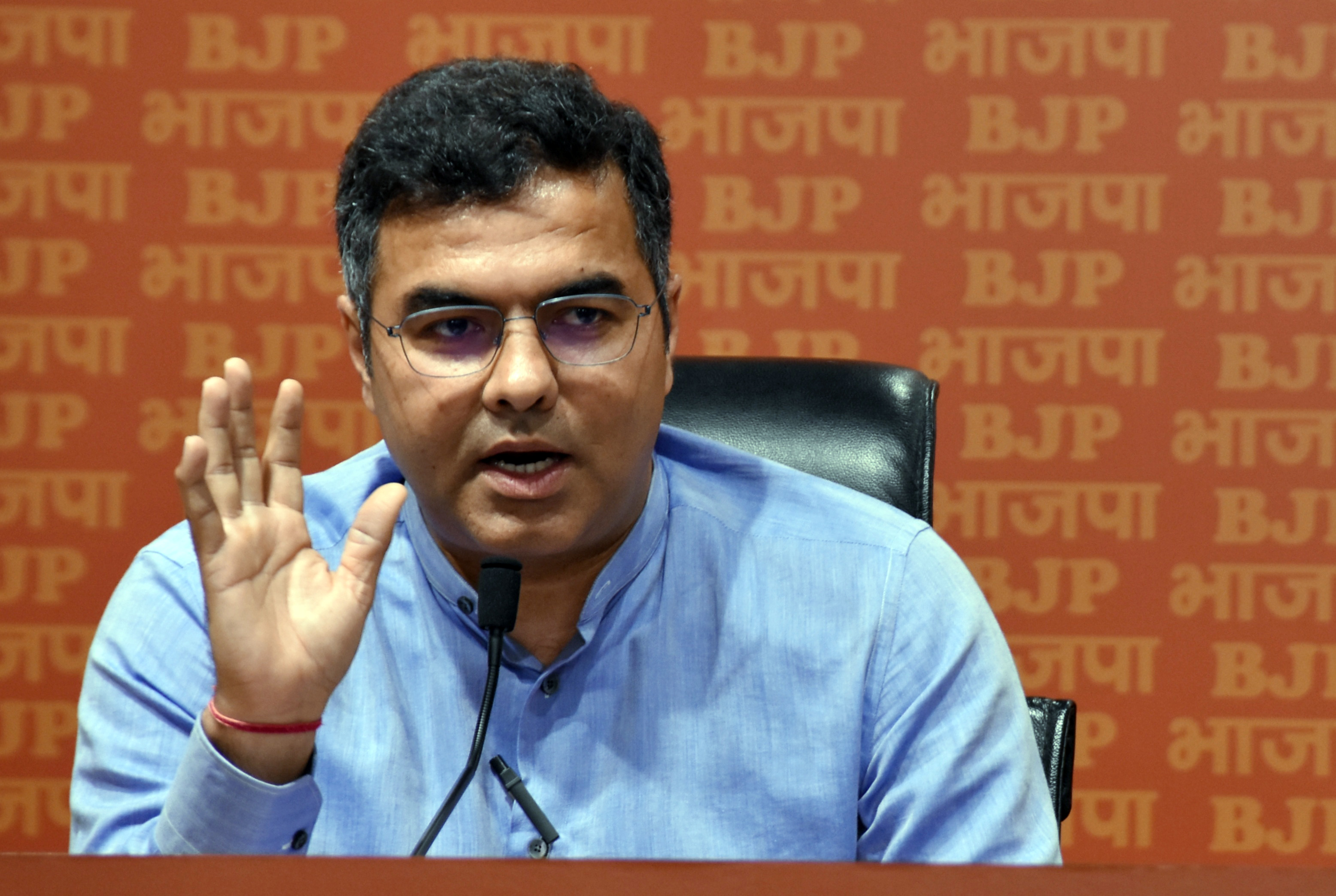 BJP नेता प्रवेश वर्मा ने अरविंद केजरीवाल के खिलाफ EC और दिल्ली पुलिस को दी शिकायत