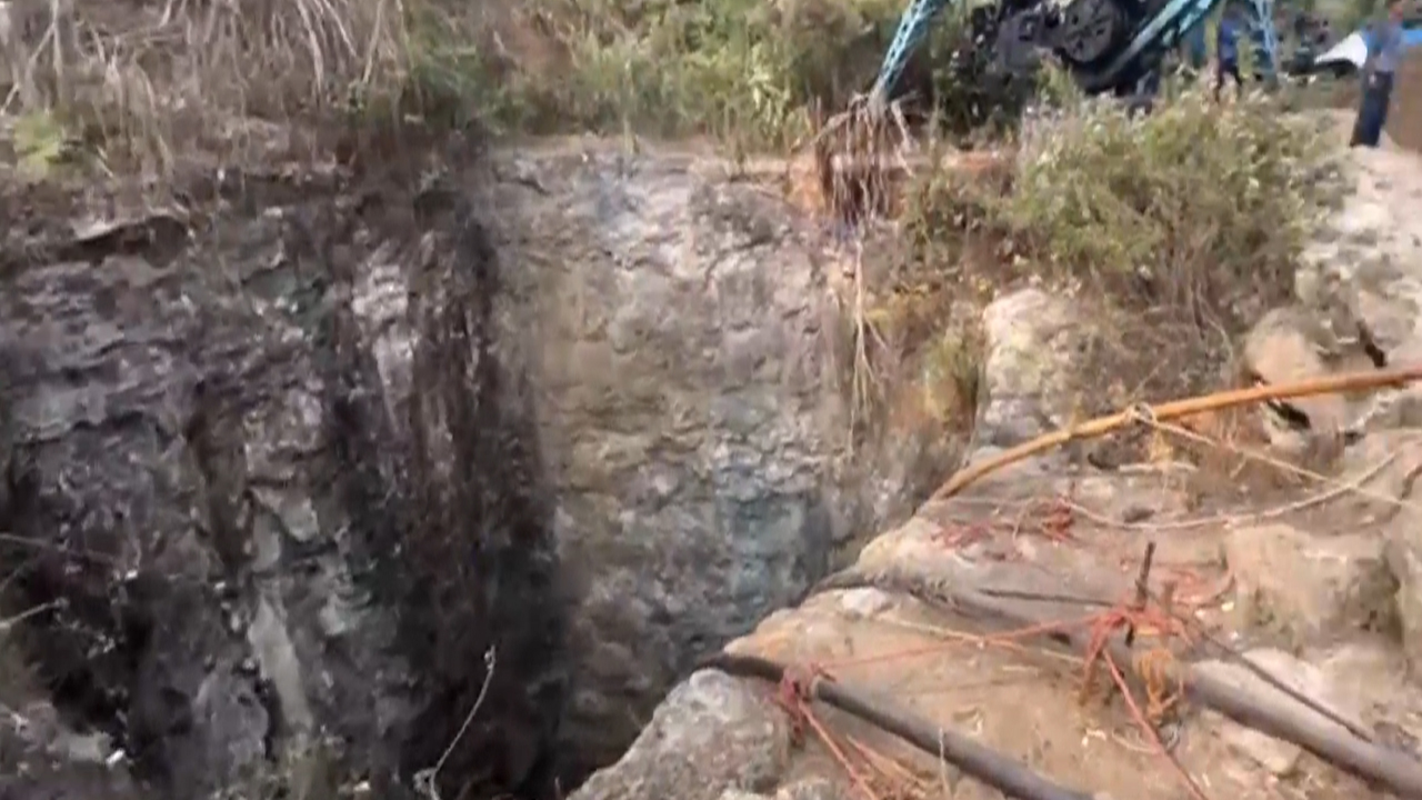 NDTV Ground Report: Divers Recover Body From Inundated Coal Mine In Assam