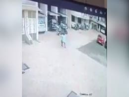 तीसरी मंजिल से गिरा 2 साल का बच्चा, शख्स ने फरिश्ता बन बचा ली जान; देखें वायरल वीडियो तीसरी मंजिल से गिरा 2 साल का बच्चा, शख्स ने फरिश्ता बन बचा ली जान; देखें वायरल वीडियो