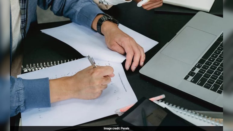 विदेश में पढ़ाई का है सपना? जानें साल 2026 में कितनी है TOEFL Exam की फीस, फॉर्म भरने से पहले नोट करें नियम