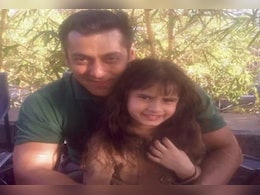 सलमान के साथ दिख रही ये लड़की आज है बड़ा नाम, सुपरस्टार मां के साथ 'भाईजान' ने दी कई हिट फिल्में, बच्ची को पहचाना क्या? सलमान के साथ दिख रही ये लड़की आज है बड़ा नाम, सुपरस्टार मां के साथ 'भाईजान' ने दी कई हिट फिल्में, बच्ची को पहचाना क्या?