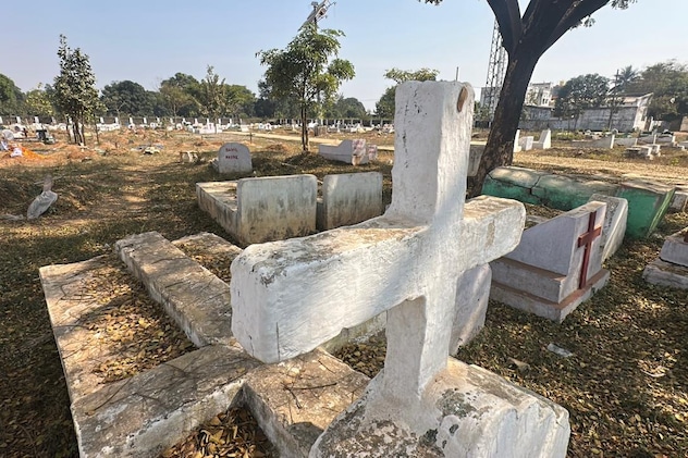 ईसाई समुदाय का कहना है कि पहले दफन करने में कोई परेशानी नहीं होती थी लेकिन बीते 2-3 सालों में माहौल बिगड़ा है. ईसाई समुदाय का कहना है कि पहले दफन करने में कोई परेशानी नहीं होती थी लेकिन बीते 2-3 सालों में माहौल बिगड़ा है.