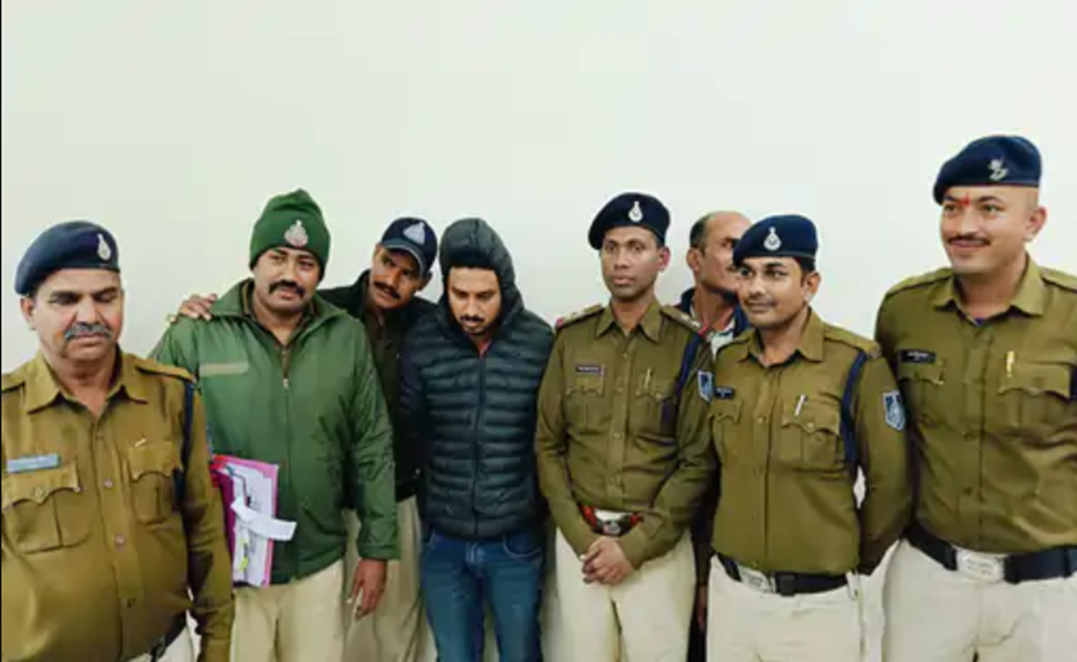 'वर्दी' दिखाकर लाखों की ठगी, खुद को पुलिसवाला बताकर, लोगों को ऐसे लगाया चूना, ये रही पूरी कहानी