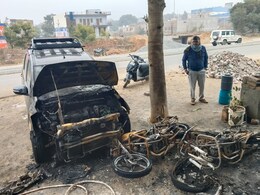 Rajasthan: घर के बाहर खड़े आधा दर्जन वाहनों में रात के समय लगाई आग, लपटे देखकर परिवार वालों की उड़ी नींद