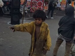 पांव में जूते नहीं तन पर कपड़े भी मैले-कुचैले, सड़क पर खड़े इस बच्चे ने शोले के गाने पर किया ऐसा डांस, VIDEO देख कहेंगे मस्तमौला पांव में जूते नहीं तन पर कपड़े भी मैले-कुचैले, सड़क पर खड़े इस बच्चे ने शोले के गाने पर किया ऐसा डांस, VIDEO देख कहेंगे मस्तमौला